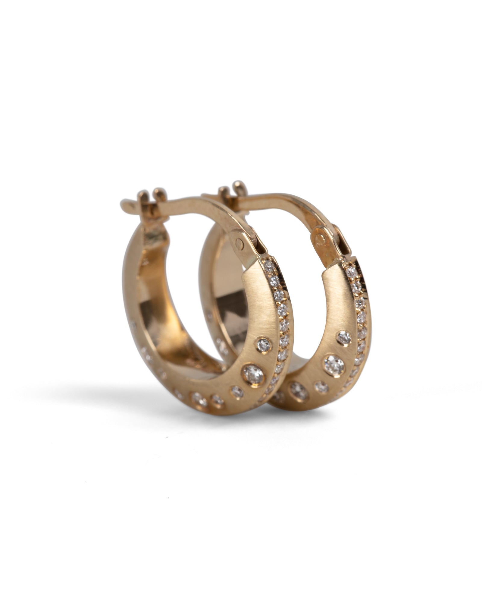 gold knife edge hoop earrings with pavé set diamonds